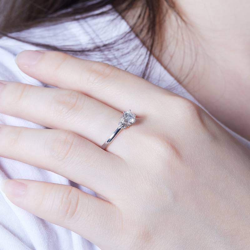直臂加冕S925银镀白金MoissaniteWomen's Ring50分D级